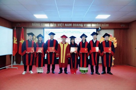 Trường Đại học Công nghiệp Việt Trì trao bằng tốt nghiệp cho cử nhân ngành Ngôn ngữ Anh