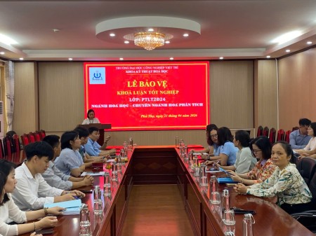 Khoa Kỹ thuật Hóa học tổ chức lễ bảo vệ khóa luận tốt nghiệp cho sinh viên lớp PTLT2Đ24