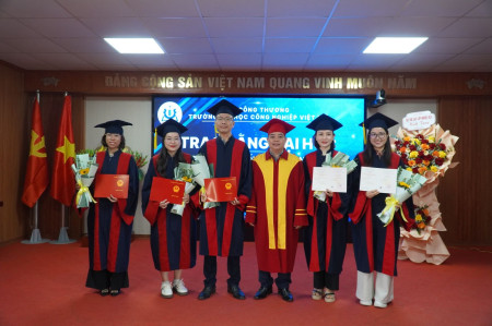 Trường Đại học Công nghiệp Việt Trì tổ chức trao bằng tốt nghiệp cho sinh viên văn bằng 2 Ngôn ngữ Anh