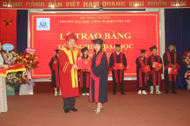 Trường Đại học Công nghiệp Việt Trì tổ chức Lễ trao bằng tốt nghiệp cho sinh viên và ngày hội tuyển dụng, tư vấn, giới thiệu việc làm năm 2022