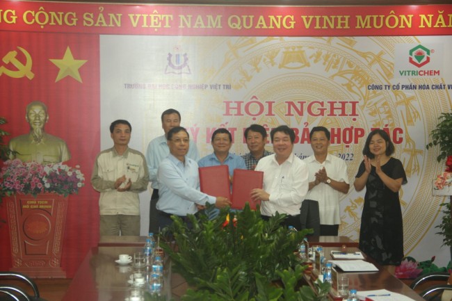 Hội nghị ký kết biên bản hợp tác giữa Trường Đại học Công nghiệp Việt Trì và Công ty Cổ phần Hóa chất Việt Trì